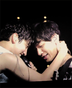 chunporn:  during his solo changmin went up to the bassist and…   Omo