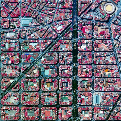 dailyoverview:The urban plan of the L’Eixample district in Valencia, Spain is characterized by long 