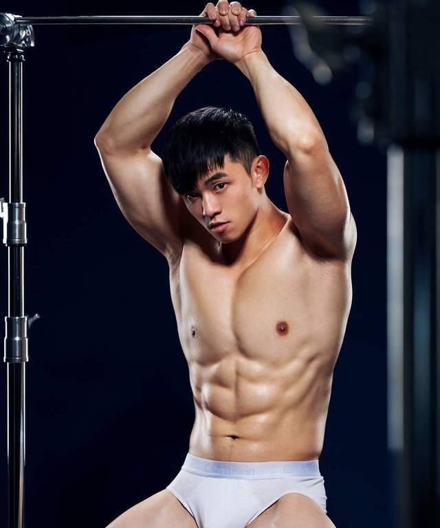 mantop106906:  台大晏人物攝影…兩年前因為跟女網友視訊聊天影片外流轟動ㄧ時的台灣直男健身教練…小葉