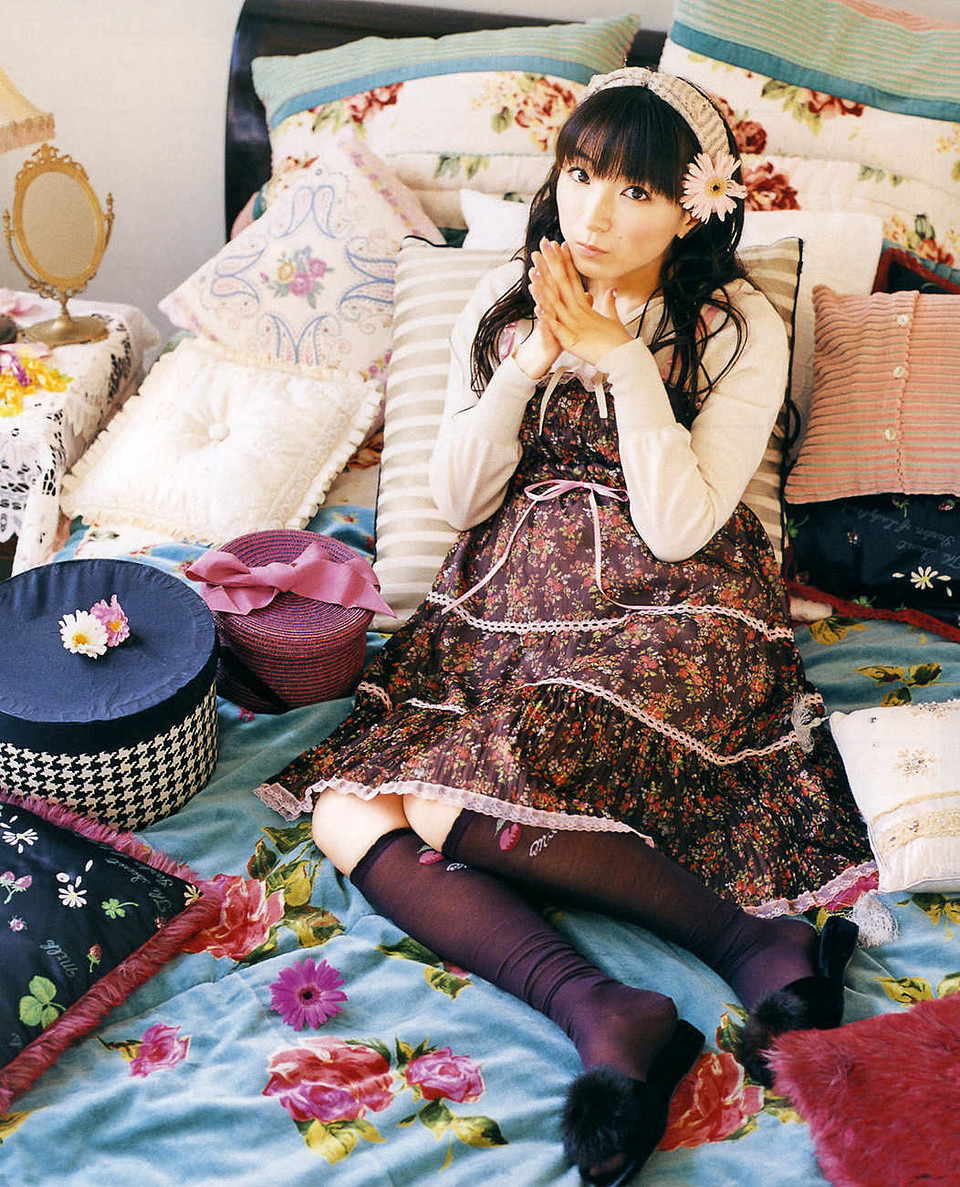 ayashilog:  Yui Horie - School Calendar 2006🌸  
