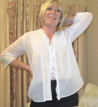 atomictastemakerphilosopher:Fiona from Laleham Staines  I love my breasts being visible!