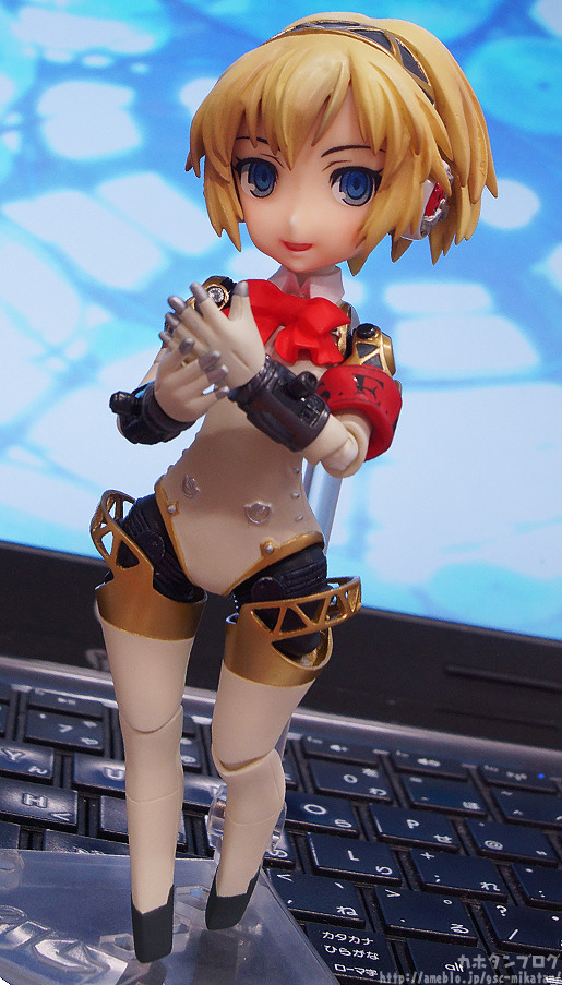 Parfom Aigis! It&rsquo;s bigger than nendoroid but smaller than figma (  ⚆