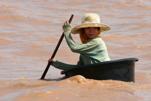 spects:  appil:  A Girl at Tonle Sap Lake  Where she goin