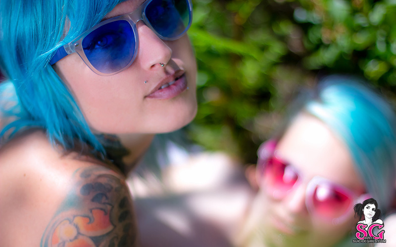 ms6978:  past-her-eyes:  Glitch Suicide + Ituit Suicide For more South African SuicideGirls