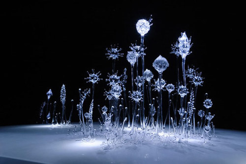 cross-connect:  Mika Aoki  ’ Singing Glass ‘ Japanese artist Mika Aoki embraces the dichotomous nature of glass’s solidity yet fragility. She says of the translucent material: “Unless light shines on it, we can’t confirm the existence of it