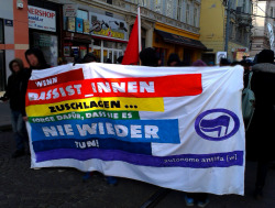 grmkndl:Vienna, 2013: demonstration in solidarity with a woman who had been pushed on metro-lines and insulted by a racist“Wenn Rassist_innen zuschlagen… sorge dafür, dass sie es nie wieder tun!”
