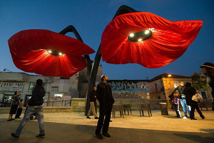 deermom:  boredpanda:    These Flower Lamps Bloom When People Stand Under Them  