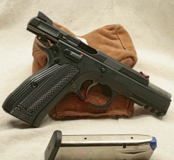 thafreedomwall:  CZ 75 SP01 Shadow Line.Source: armurerie-roussel.fr