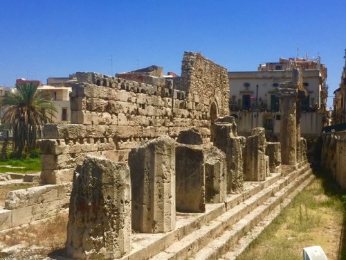 noragaribotti:SIRACUSA-Ortigia-The remains of the Temple of Athens, from the 5th century B.C., sits 