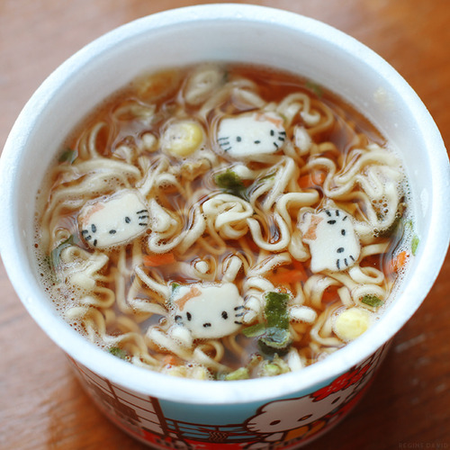 celestialwomannamedmystique:HELLO KITTY FOOD CRAZED!!! >.<