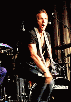 beneathlucifers-claws:  ohmysupernatural:  Boys just wanna have fun - Vegascon 2013  SEB THO OMG 