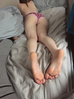 hawk5902:  mylittlesfeet:  I love her cute little feet 😍 Follow my little @palelilslut if you aren’t already for more of our content and videos  Sexy soles