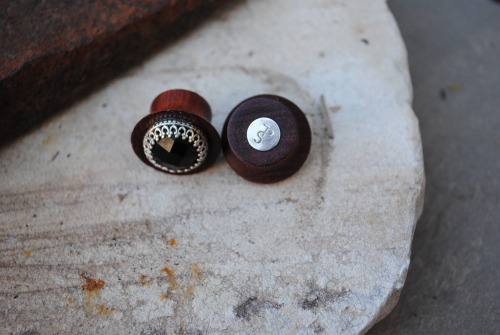 5/8 Bloodwood w/faceted onyxby Honeycomb Organics