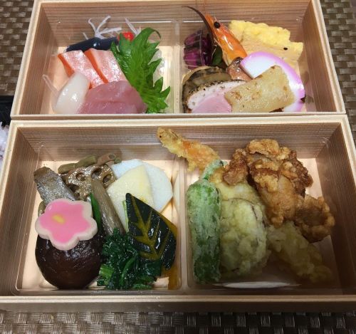 Enjoyed a nice Japanese bento for dinner last night. I love the variety of different food and everyt