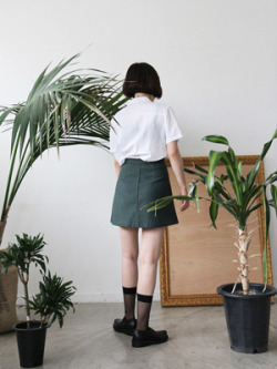 locles: freckle, white short sleeve collar shirt + deep green linen skirt.
