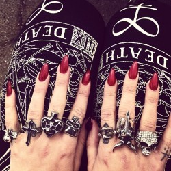 cervenafox:  Glitter claws, @shopnoctex leggings