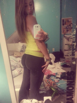 nudistbuddist:  Who doesn’t love yoga pants?