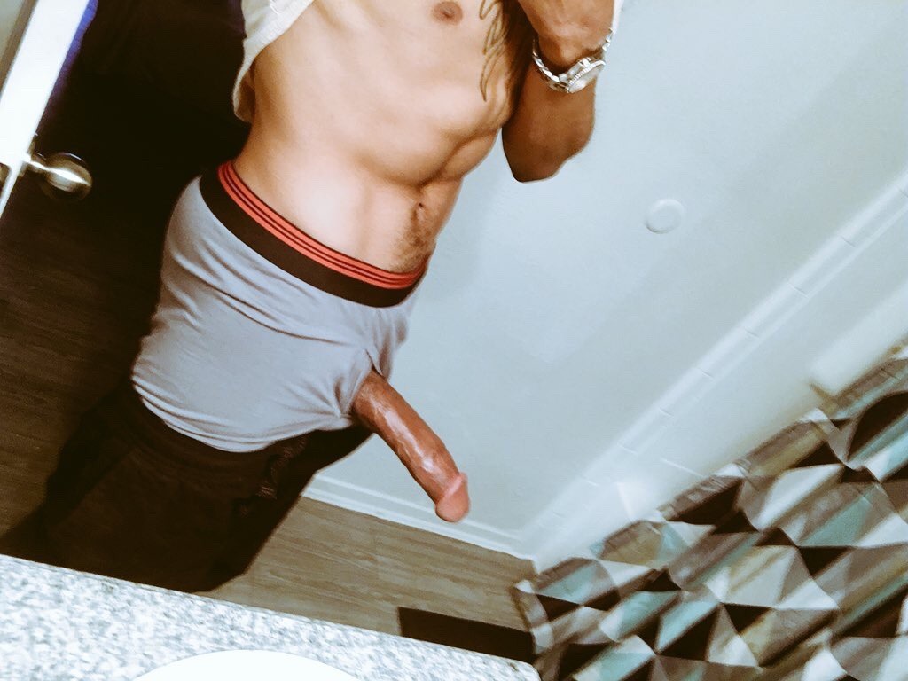 dachocolatefactory: markovwms:   Big ass dick 💪🏽👅🍆  Twitter @Muziqshon