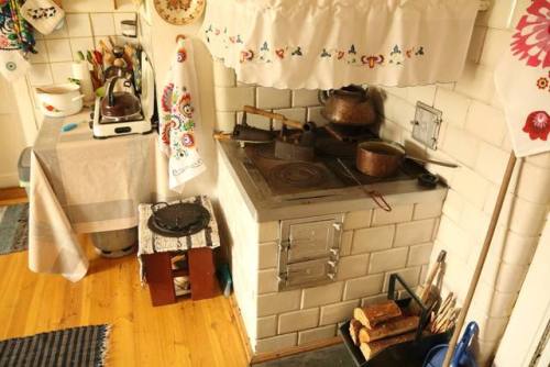 lamus-dworski:Kitchen inside an old cottage in Tykocin, Poland.Photography © Podlaskie Klimaty.
