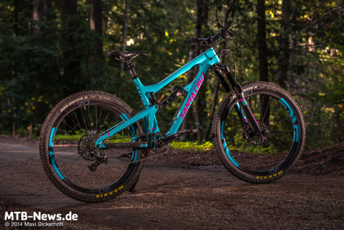 einerundesache: The brandnew Santa Cruz Nomad Carbon, isn’t she a beauty?! Pic by Maxi Dickerhoff.