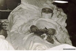 historicaltimes: Surgeon Leonid Rogozov performs