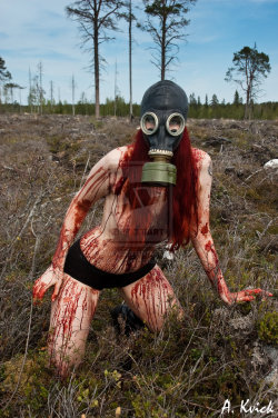 universo-sangrento:  Gas-mask girl by lillkvicken