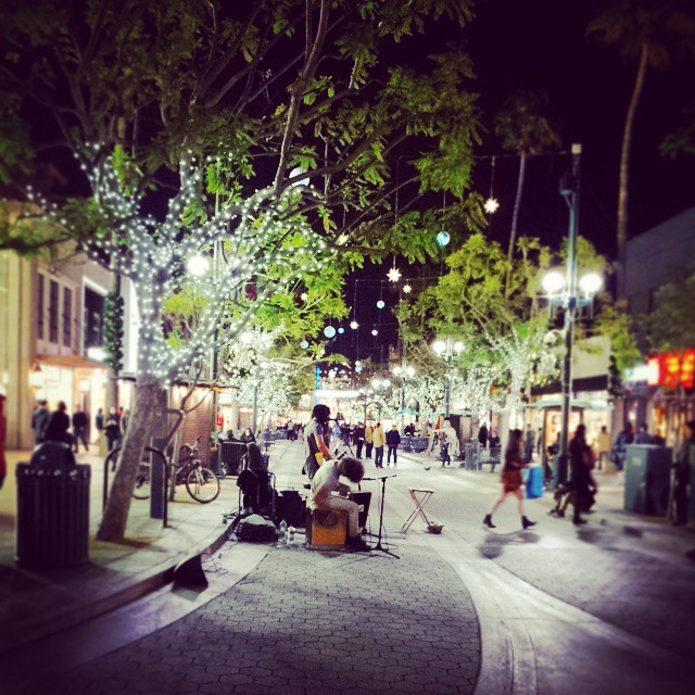 Strolling around to take in more #streetmusic after dinner.
#SantaMonica #walk (at Santa Monica Pier/ 3rd Street Promenade)