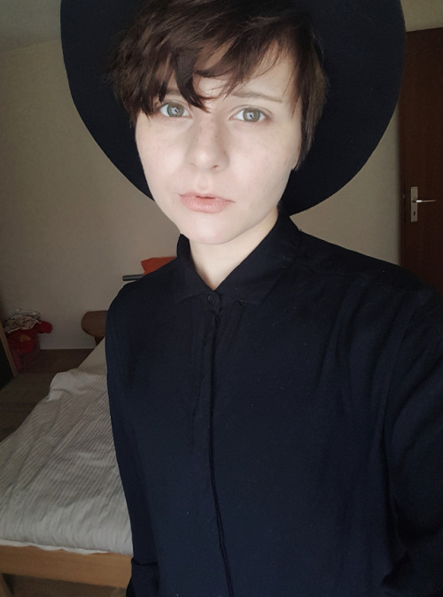 saturnmond:It’s hot. Let’s wear black! (He/Him)