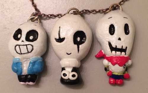 peppercat60: EEEEEEEE JUST GOT DONE WITH THESE BEAUTIFUL PENDENTS!!!!! &gt;w