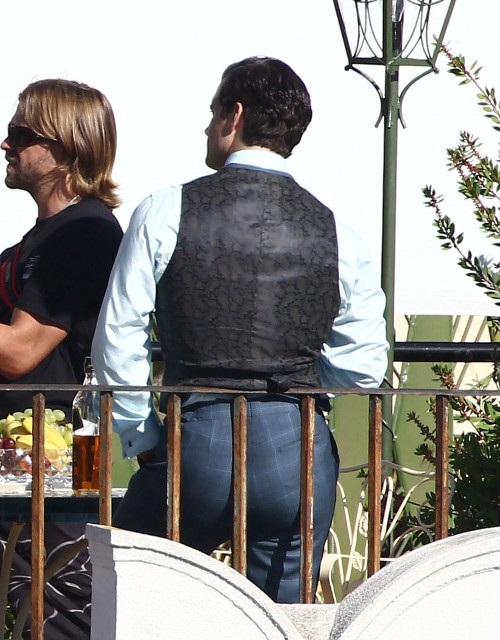 eatbloganddie:  Henry Cavill’s ginormous rump on the set of “Man from U.N.C.L.E.” 