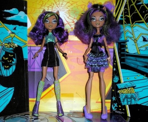 &ldquo;Campus Stroll&rdquo; Clawdeen(s) Wolf.Left, basic. Right, new outfit &amp; hairst