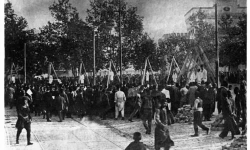 worldhistoryfacts:Armenians are hanged from tripods in the Ottoman Empire in 1915, during the early 