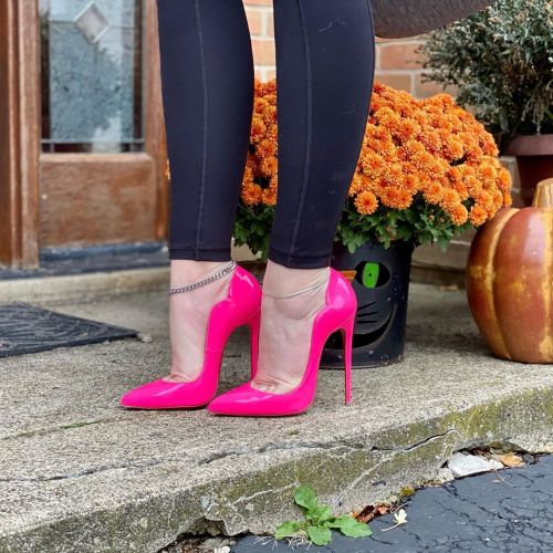 Hot Chicks and#louboutin #louboutinworld #highheels #hotchicks #pinkhotchicks #130mm #leggings #toes