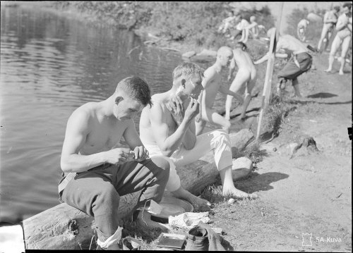 averagedudenextdoor: notdbd:Suomen sotilaat alasti.Swedish military dudes trying to stay nice and cl