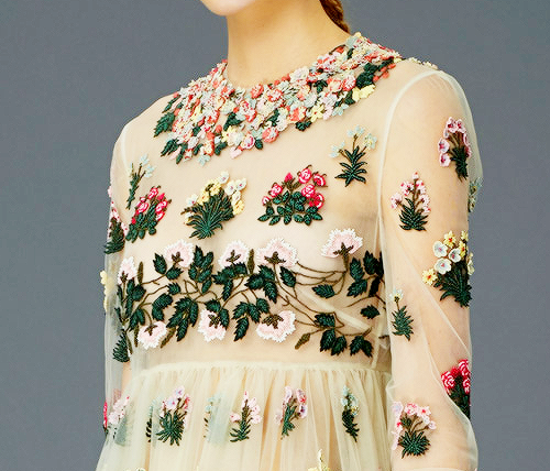 ov-ergrown:  almondac:myshoesuntied:fashion-runways:VALENTINO Pre-Fall 2015 - Details   I NEEEEEEED IT  still not over it  OH MY 