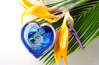 sixpenceee:  Artful Ashes takes the ashes of loved ones and seals them within beautiful