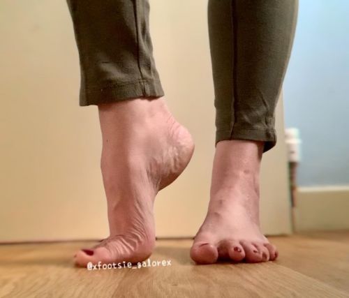 Mmm nice arch shot, one of my fav bits of a sexy foot, do you have a favourite?  . . . . . #feetwork