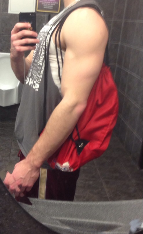 romancingthelookyloos:  I know I shouldn’t have taken pics with a pump….Biceps