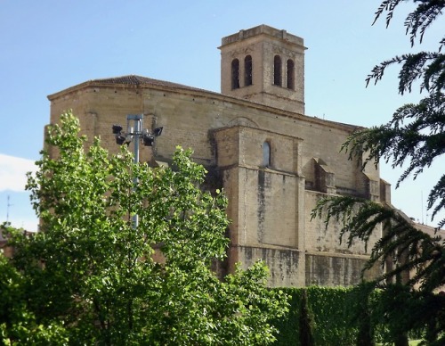 Ver a través del río Ebro en la iglesia de Santiago, Logroño, La Rioja, 2012.The façade of the late 