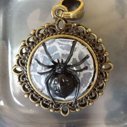 A little handcrafted project: premade vintage pendant setting (intended for a cabochon) with a hand-