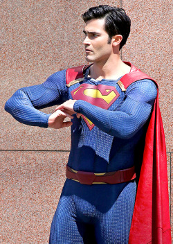 tl-hoechlin:       Tyler Hoechlin films Supergirl