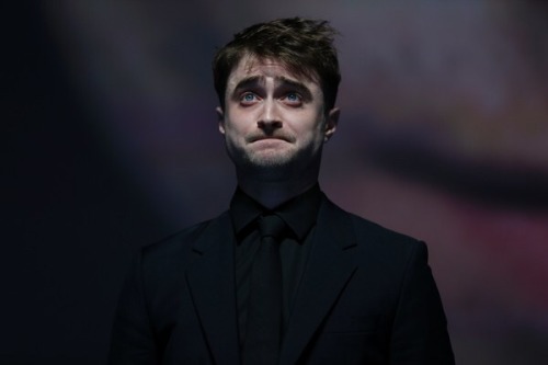 #DanielRadcliffe reacts on stage after receiving the “Hollywood Rising Star Award” #Deau