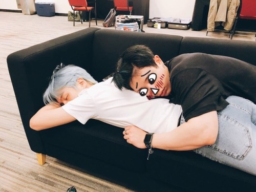 fymonsta-x: [#MINHYUK] Last time at the Hong Kong concert waiting room(Protecting the face of Wonho 