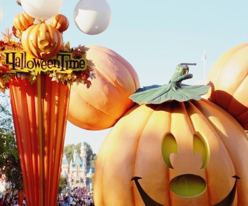 hauntedmansionholidays:Happy #NationalPumpkinDay everybody!(at Disneyland)