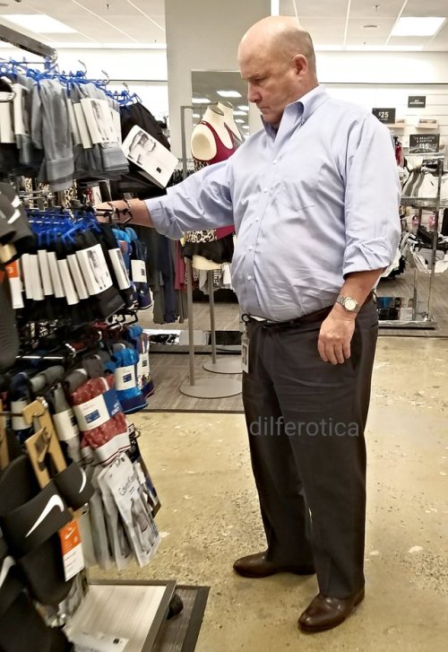 handsomedadhunter:  philsdream:  dilferotica:  Daddy shops for undies  Sure he needs help trying them on and a second opinion 😋😋😋  Hmm