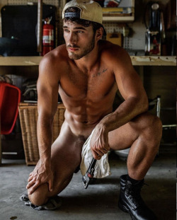 queen-screen:droppedzipper:Michael Yerger https://leakedmeat.com/michael-yerger-nude/