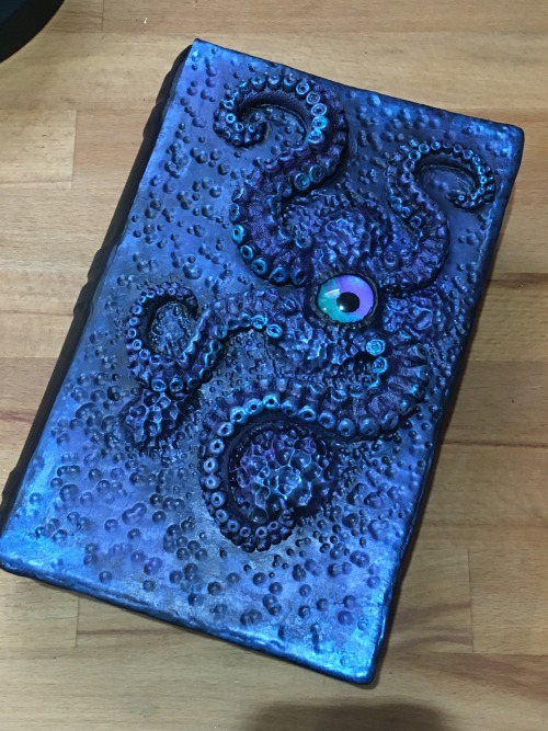 Eldritch horror box/book is now complete! That shimmer paint is soooooo goood in person. Pictures do