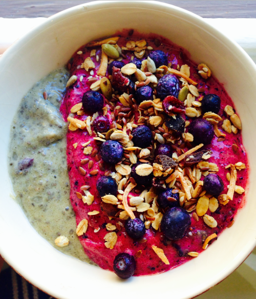 Energising post-workout smoothie bowl&hellip; Combination of bananas, hemp protein, chlorella and ch