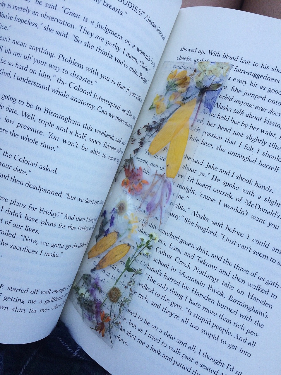 macabeekid:  made this bookmark out of pressed flowers a few days ago, im really