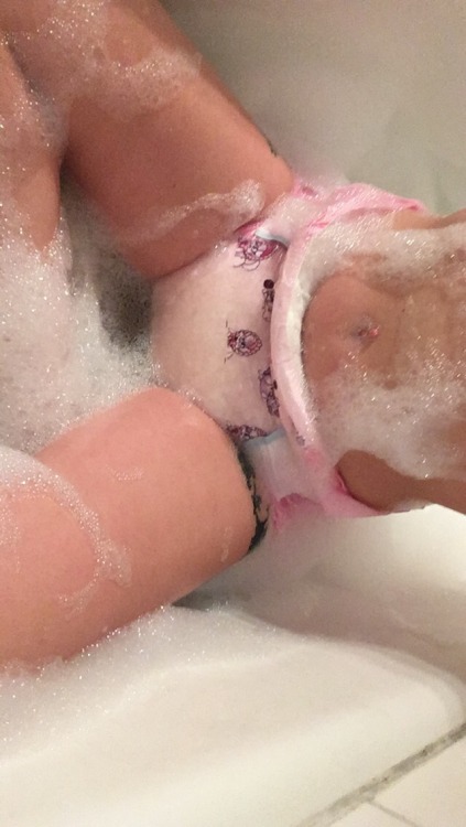 bby-lttl-spc: So I decided to take a bath with my diapee on and it was sooooo nice but my diapee swe